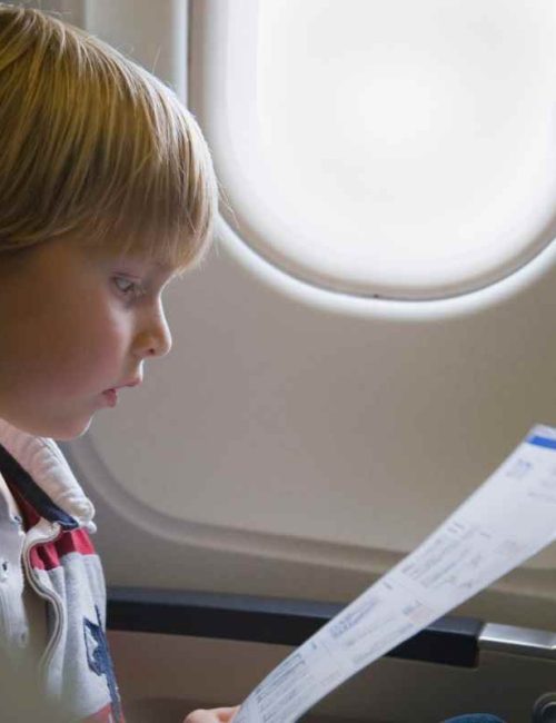Os desafios de viajar com crianças no avião